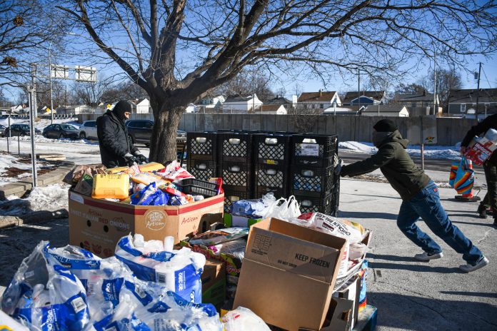 Pastor convierte su iglesia en banco de comida para inmigrantes perseguidos en Minneapolis