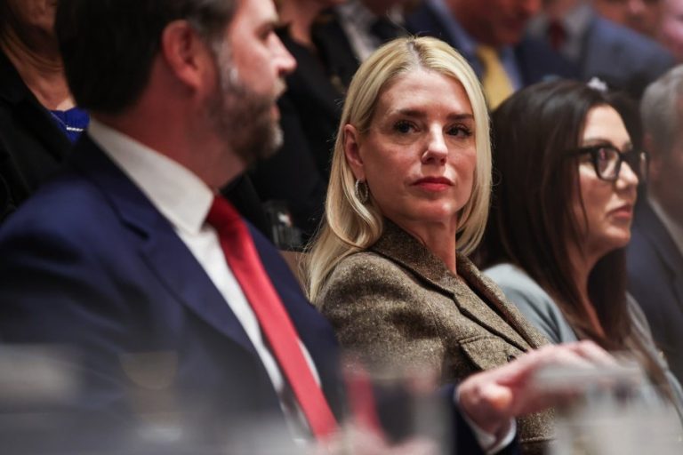 Carta del Gobierno Trump pidiendo listas de votantes en Minesota enfurece a los demócratas