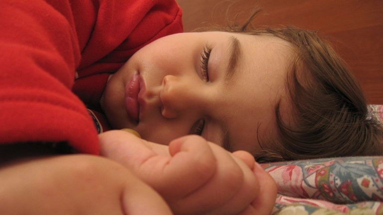 Los sonidos de banda ancha que se usan para dormir restan calidad de sueño, y más a niños