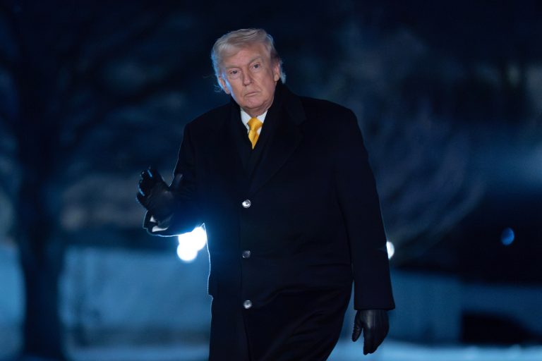 Trump dice que Irán «quiere» un acuerdo nuclear mientras EE.UU. despliega su flotilla