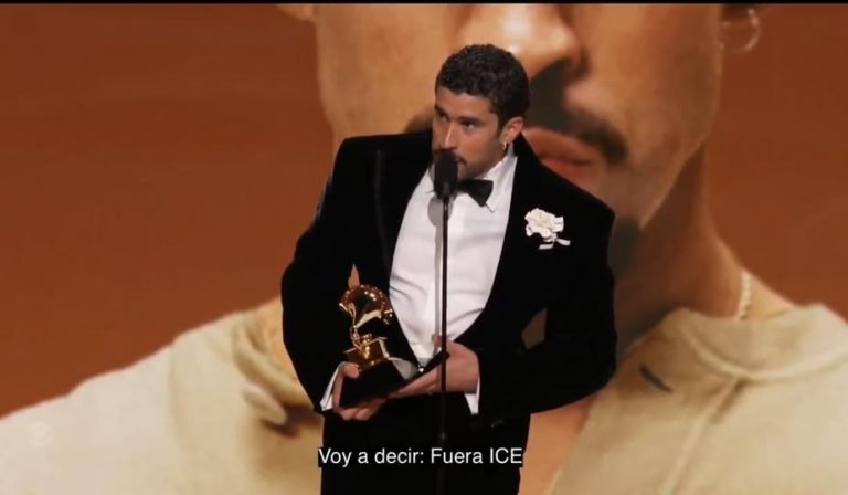 Bad Bunny hace historia en los Grammy en una gala con críticas al ICE