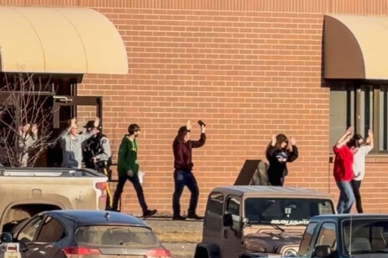 La Policía identifica a una mujer de 18 años como la autora del tiroteo en una escuela de Canadá