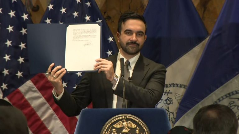 El alcalde de Nueva York firma una orden para reforzar la protección a los inmigrantes