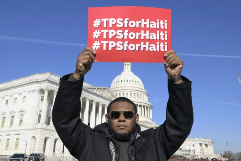 Una jueza mantiene la protección a 350.000 haitianos en EE.UU. pero el alivio es temporal