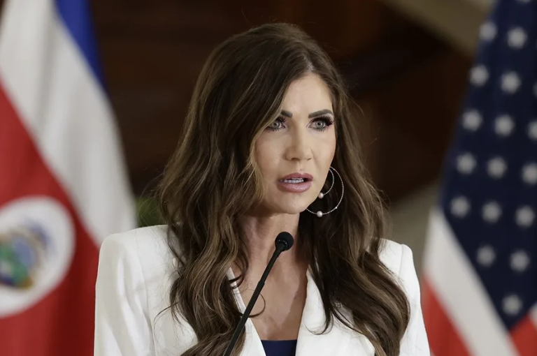 Más de 50 grupos en EE.UU. piden al Congreso un juicio contra Kristi Noem por el manejo migratorio