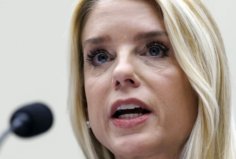 La fiscal general de Trump recibe críticas de demócratas y republicanos por el caso Epstein