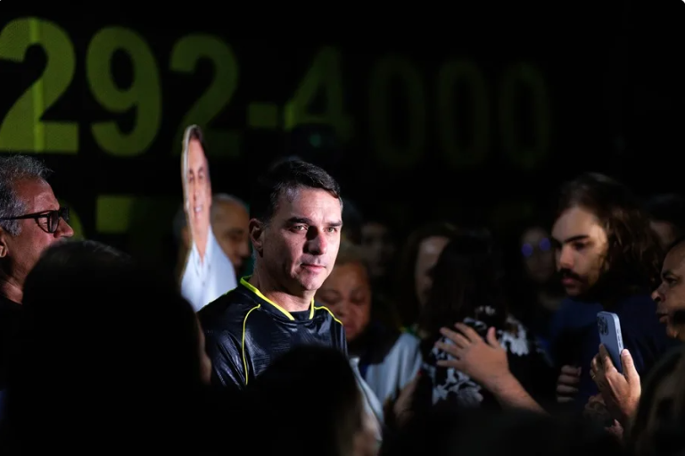 Flávio Bolsonaro descarta cualquier interferencia de Trump en las elecciones de Brasil