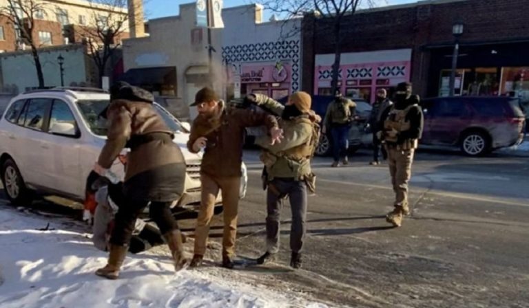 Identifican a los agentes que dispararon causando la muerte de Alex Pretti en Mineápolis