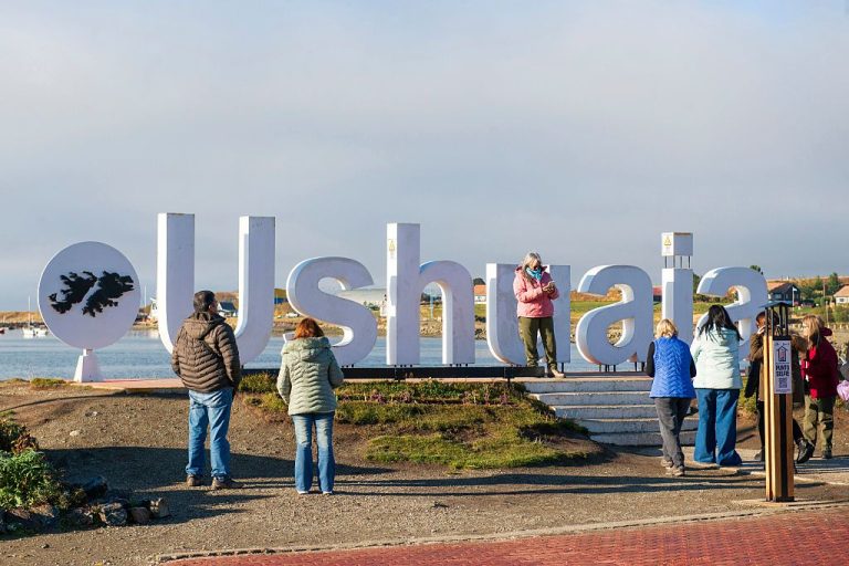 La llegada de un avión de la Armada de EE.UU. al sur de Argentina desata polémica y cuestionamientos al Gobierno de Milei