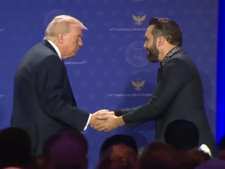 Nayib Bukele asiste a un evento oficial presidido por Trump en Washington