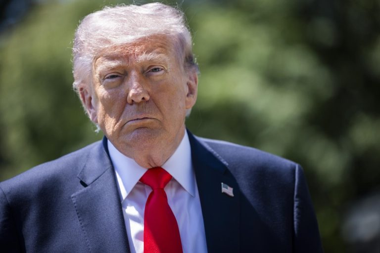 Trump ordena detener los bombardeos contra Irán para negociar un acuerdo