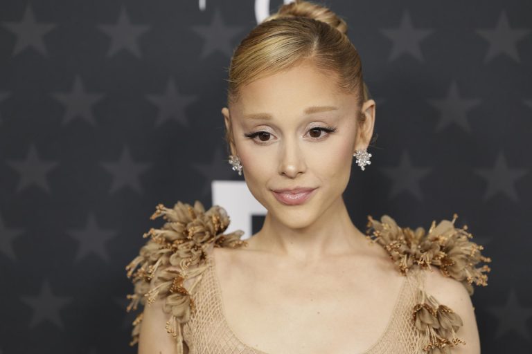 Ariana Grande denuncia a varios hackers por filtrar música y fotos durante años