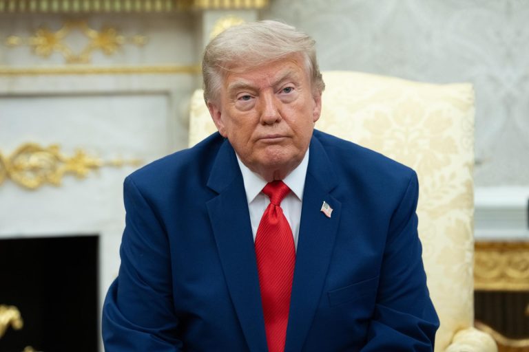 Trump avisa que Estados Unidos tomará medidas si los hutíes bloquean el mar Rojo