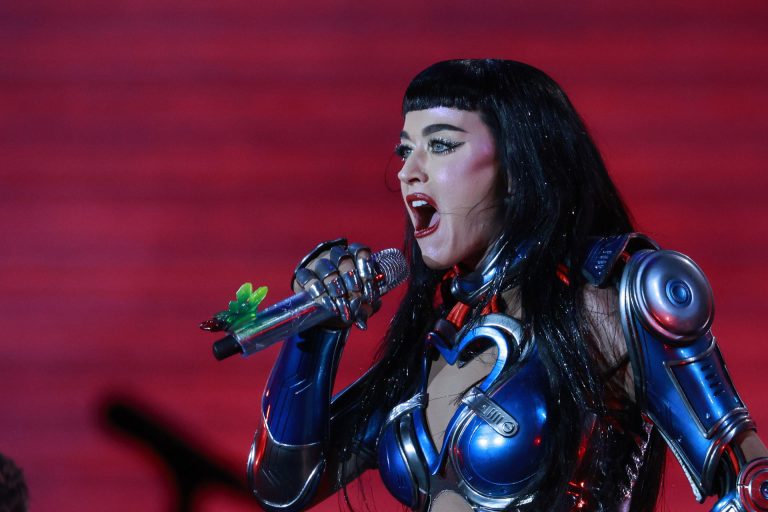 Katy Perry critica a la Casa Blanca por usar ‘Firework’ en un video de la guerra en Irán