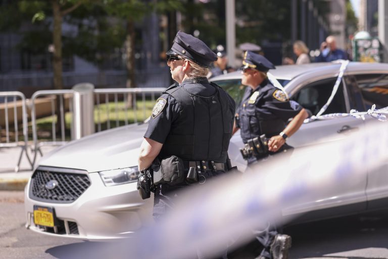 Detienen en Nueva York a hombre que lanzó artefacto explosivo contra edificio federal