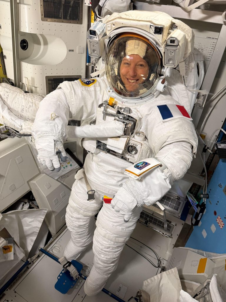 La primera mujer francesa emprende una caminata espacial tras retraso por fallo en traje