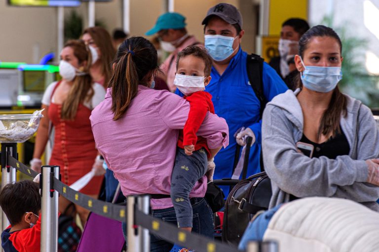Hasta 40 inmigrantes al día han sido detenidos en los aeropuertos de EE.UU., según NBC
