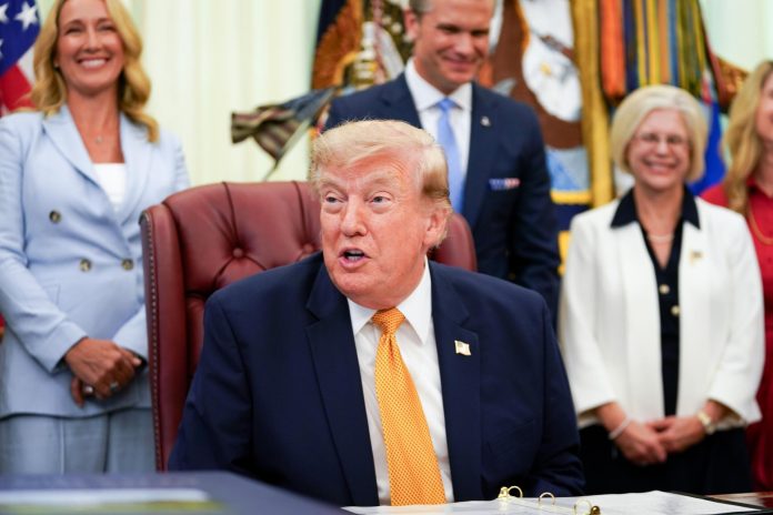 Trump advierte a Irán de un "golpe muy duro" si retrocede en las negociaciones