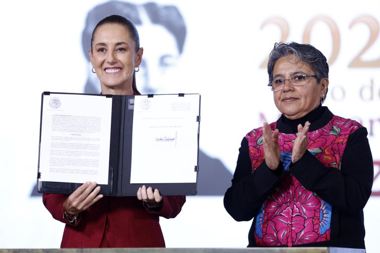 Sheinbaum firma decreto para que información del Gobierno de México sea más transparente