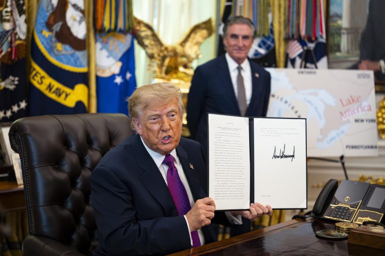 Trump firma el cambio oficial del nombre del lago Ontario a lago América