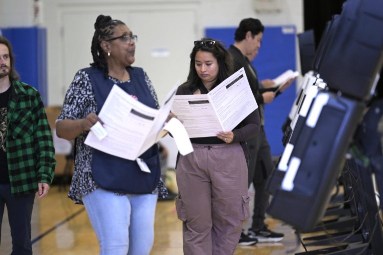 Comienza el voto anticipado para unas elecciones en las que Trump puede perder el Congreso
