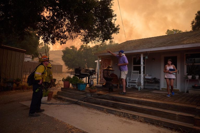 California aprueba las primeras normas para proteger viviendas de los incendios