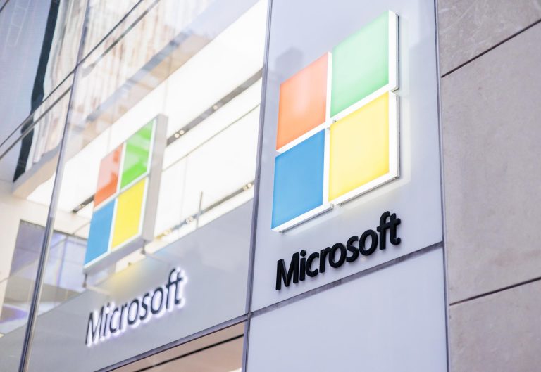 Microsoft se compromete a mantener sus futuros modelos de IA bajo control humano