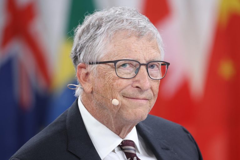 Bill Gates advierte que la IA sin control podría provocar “mil millones de muertes”
