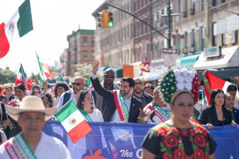 Nueva York demanda plan del Gobierno Trump para negar tarjetas de residencia a inmigrantes