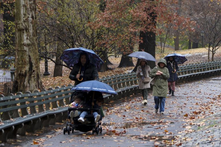 Un muerto y miles de personas sin electricidad por la tormenta en el noreste de EE.UU.