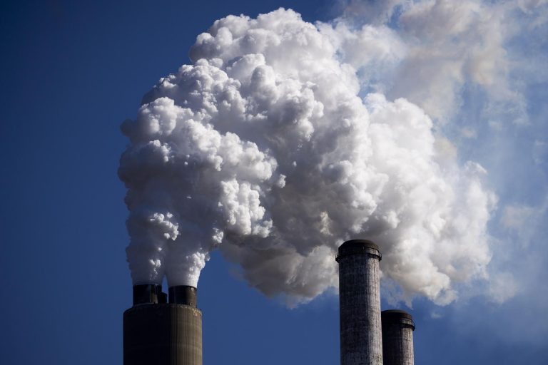 EE. UU. prevé eliminar las normas que limitan emisiones en plantas de generación eléctrica