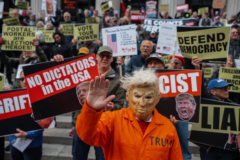 Aprobación de Trump cae a su mínimo histórico a semanas de las elecciones de medio mandato
