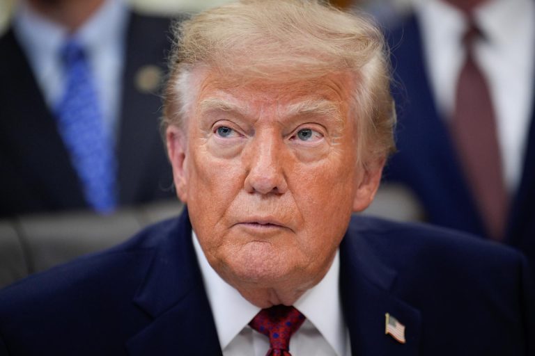 Trump asegura que si se regula la inteligencia artificial, “te pueden sacar del negocio”