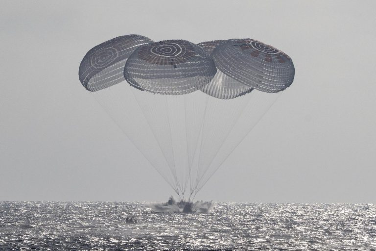 La misión tripulada Crew-12 ameriza frente a la costa de California tras 8 meses en la EEI