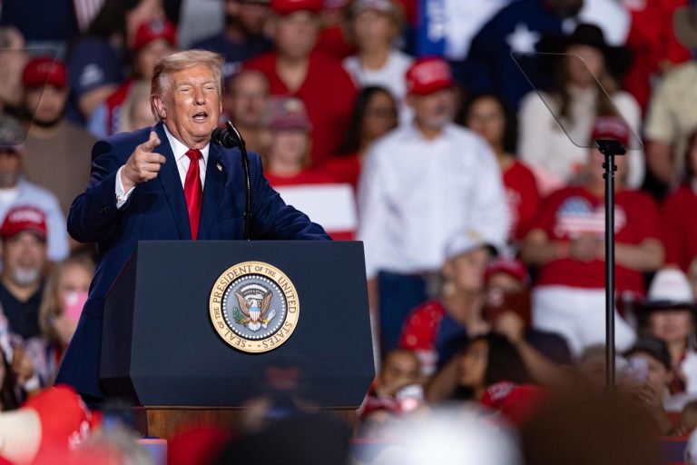 Trump tilda de “enemigo” a quien diga ‘inteligencia artificial’ y no ‘superinteligencia’