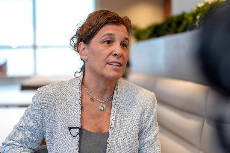 Casi 26.000 niños migrantes no acompañados afrontan “crisis” legal en EEUU, alerta ONG