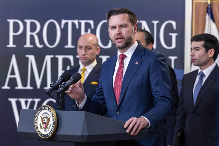 Trump excluye a Microsoft de un programa para trabajadores inmigrantes especializados