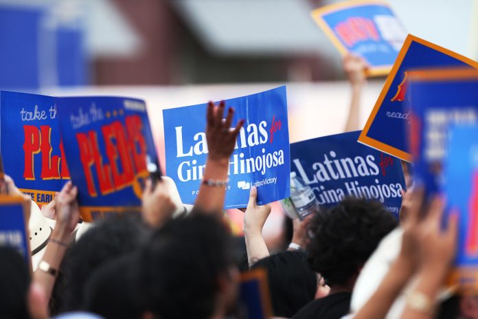 El 54 % de los latinos votará demócrata y solo un tercio apoya a Trump, según sondeo
